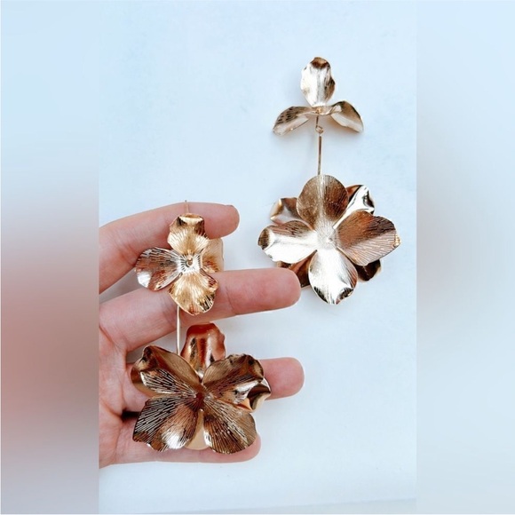 Gold Flower Drop Earrings NWT - Picture 3 of 3